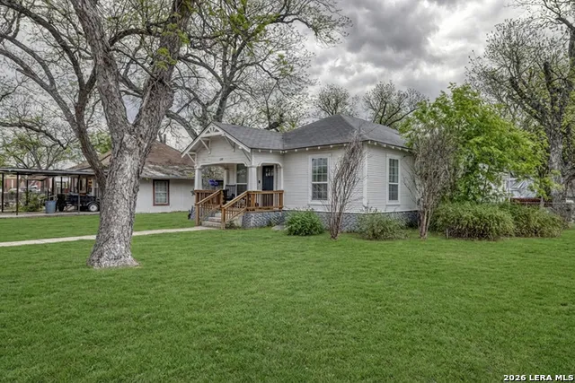 237 W OAK ST Uvalde, TX 78801