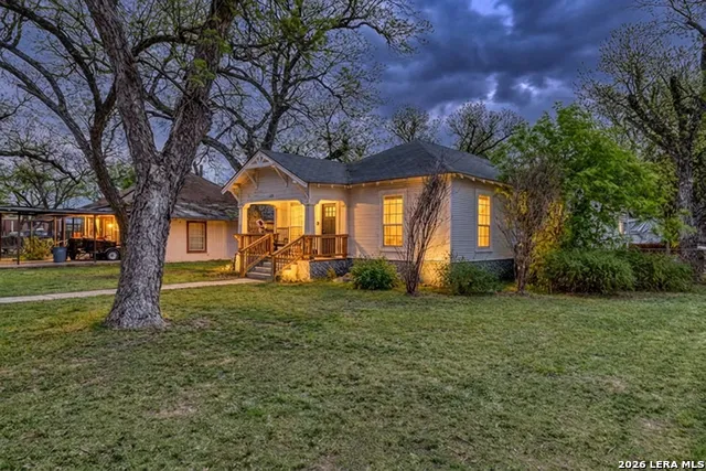 237 W OAK ST Uvalde, TX 78801