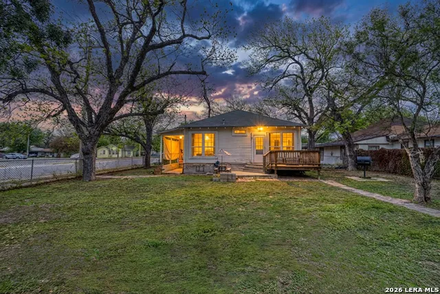 237 W OAK ST Uvalde, TX 78801