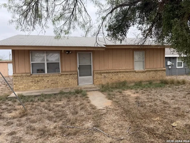 405 14TH ST Carrizo Springs, TX 78834