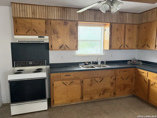 405 14TH ST Carrizo Springs, TX 78834