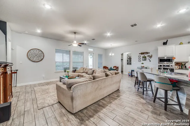 528 Lilly Blf Castroville, TX 78009