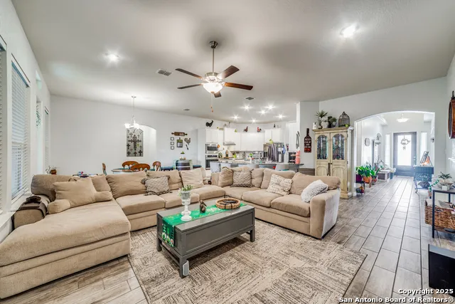 528 Lilly Blf Castroville, TX 78009