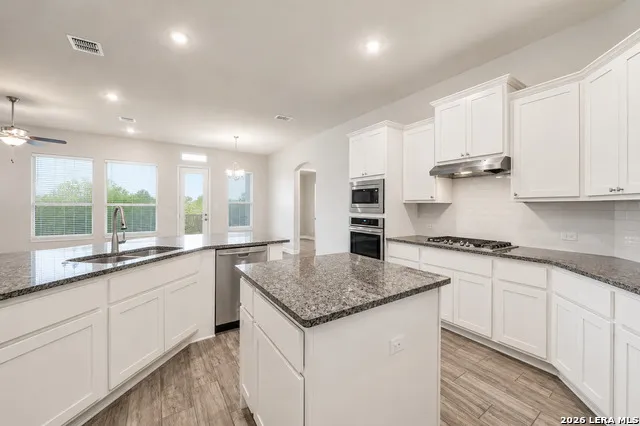 528 Lilly Blf Castroville, TX 78009