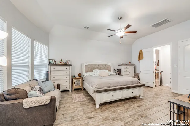 528 Lilly Blf Castroville, TX 78009