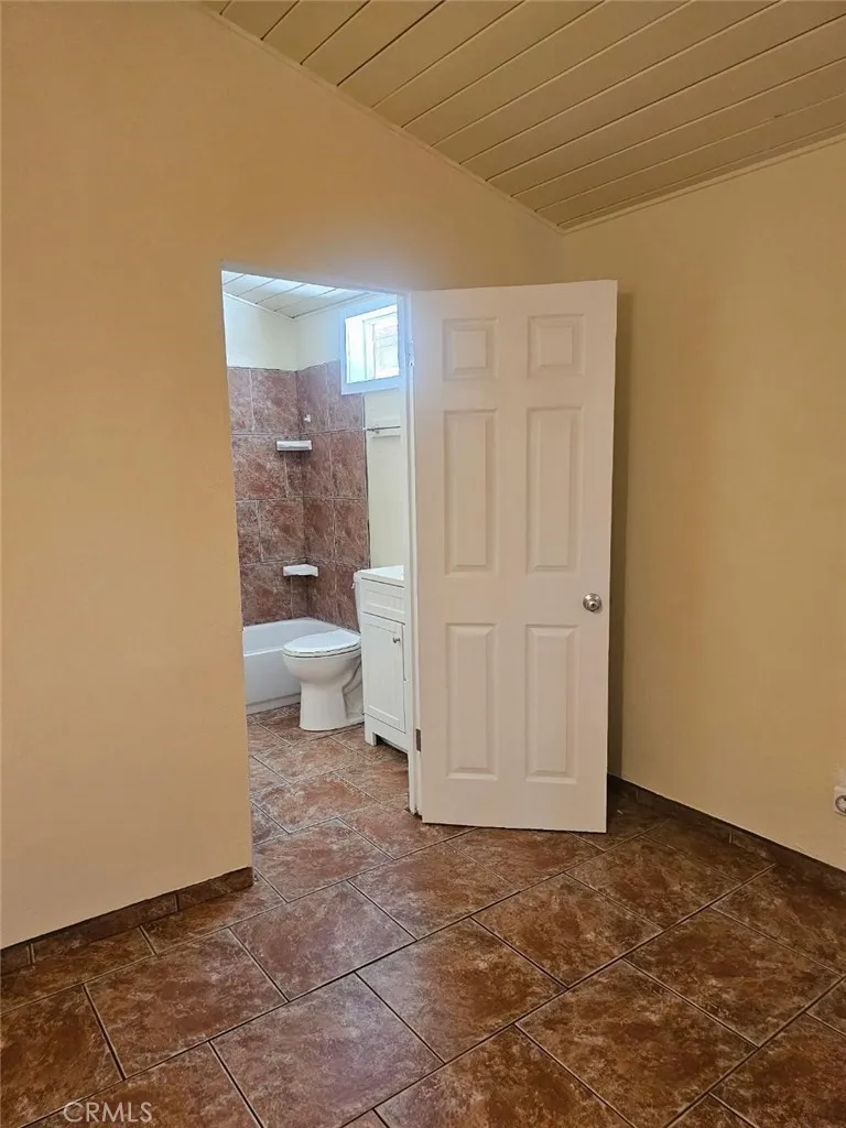 13084 Vaughn San Fernando, CA 91340
