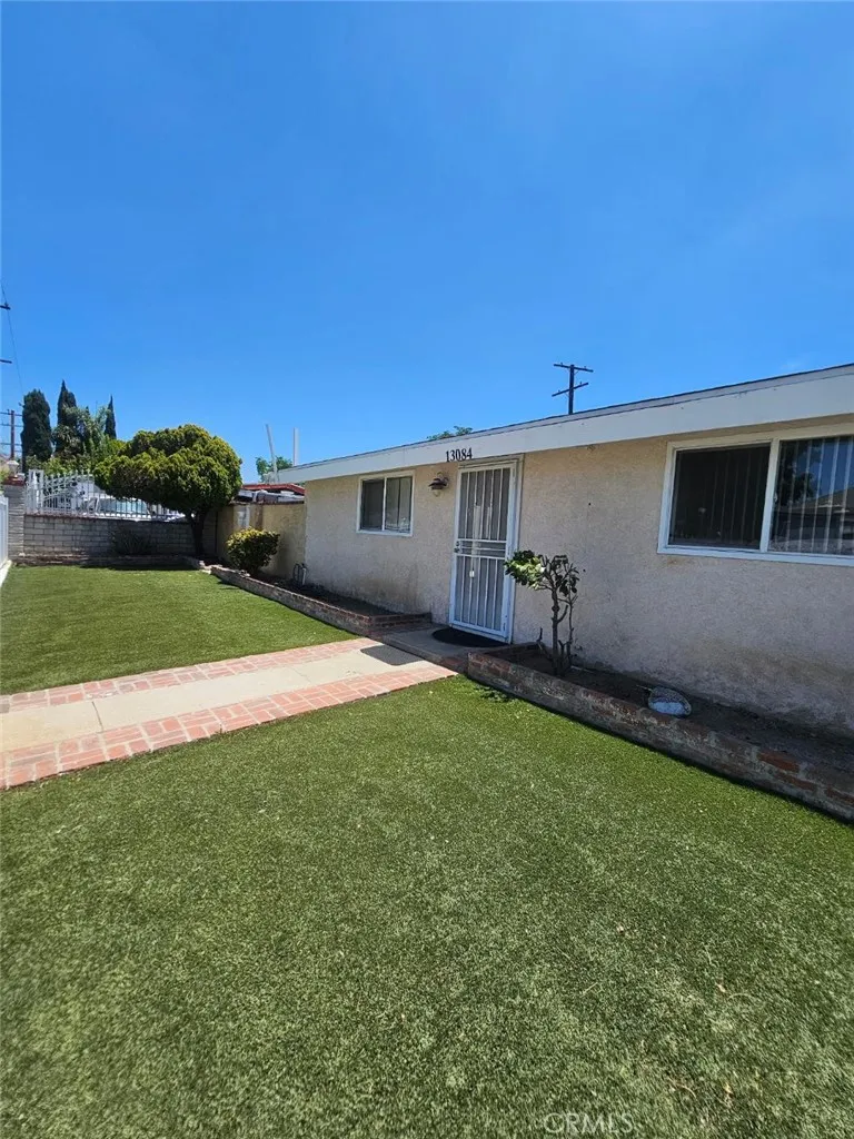 13084 Vaughn San Fernando, CA 91340