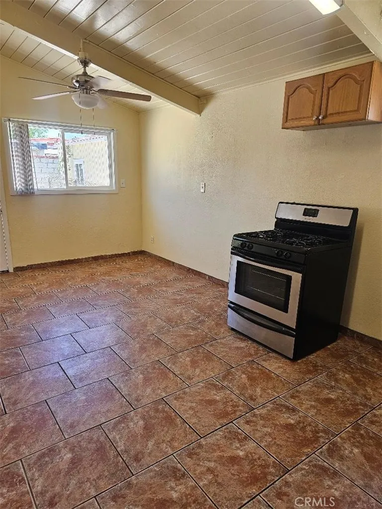 13084 Vaughn San Fernando, CA 91340