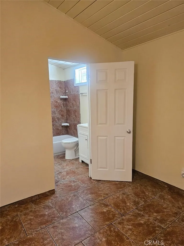 13084 Vaughn San Fernando, CA 91340