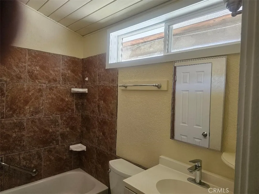 13084 Vaughn San Fernando, CA 91340