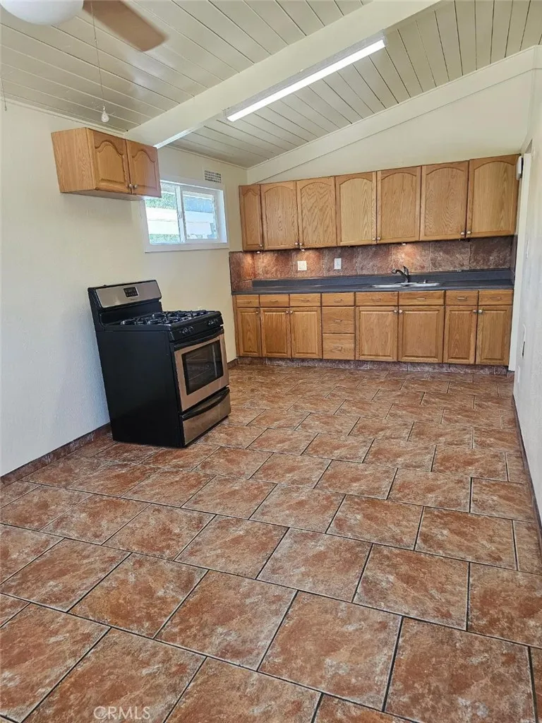 13084 Vaughn San Fernando, CA 91340