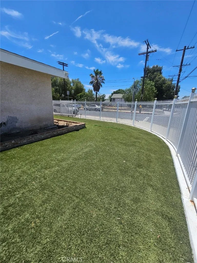 13084 Vaughn San Fernando, CA 91340