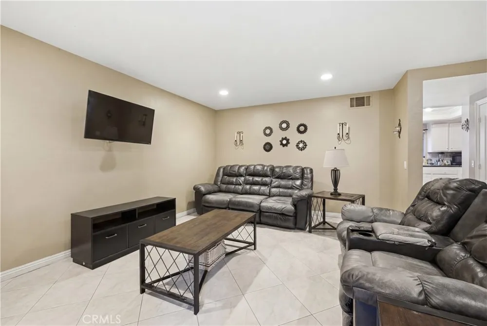 8231 Mason Avenue #C Winnetka, CA 91306