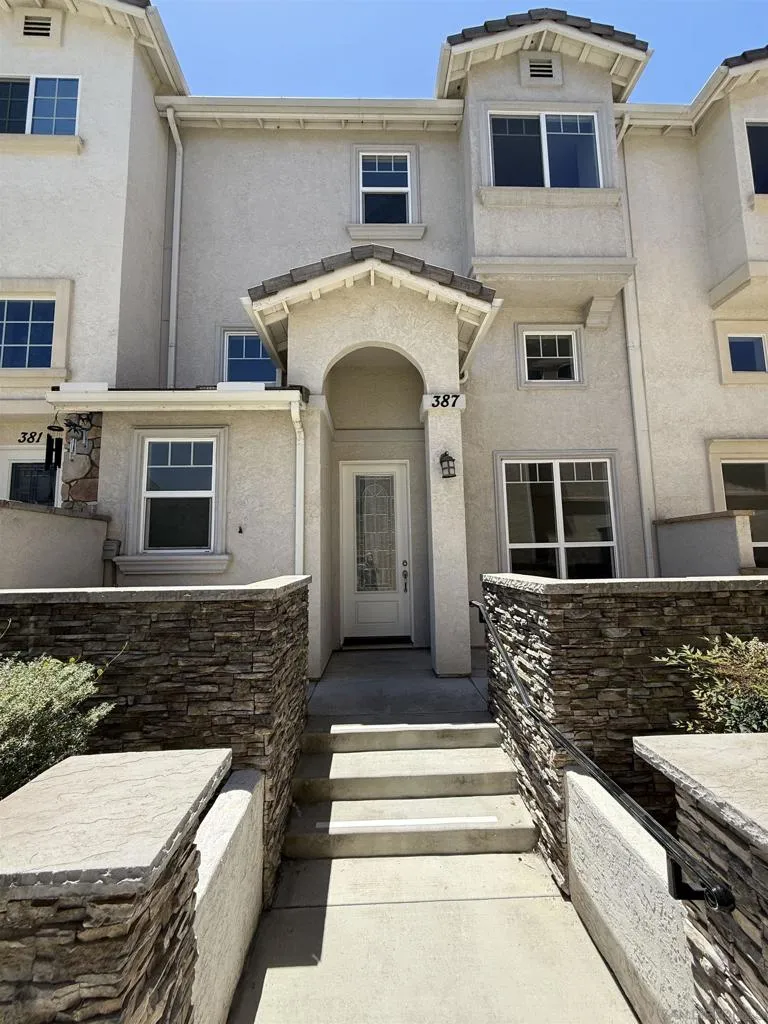 387 Connecticut El Cajon, CA 92020