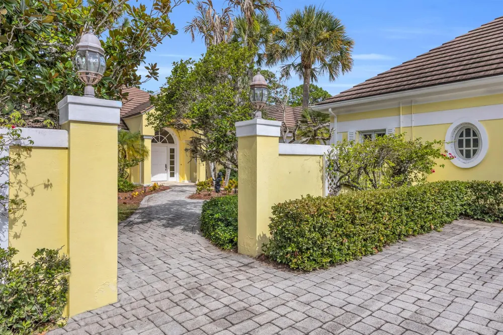 7107 SE Golfhouse Drive Hobe Sound, FL 33455