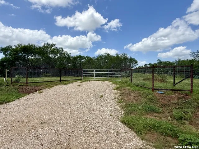2253 County Road 332 Charlotte, TX 78011