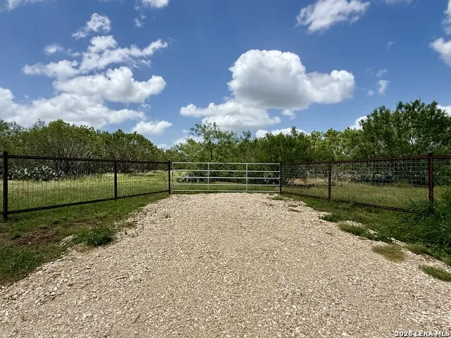 2253 County Road 332 Charlotte, TX 78011