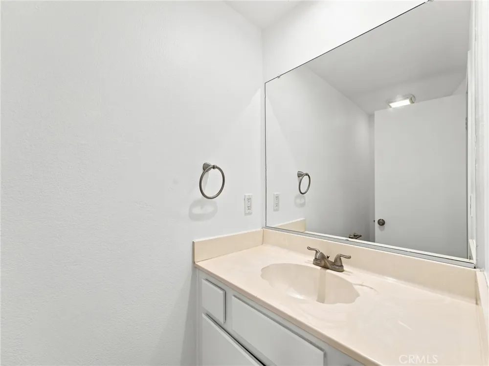 28525 Sugar Pine Way Saugus, CA 91390