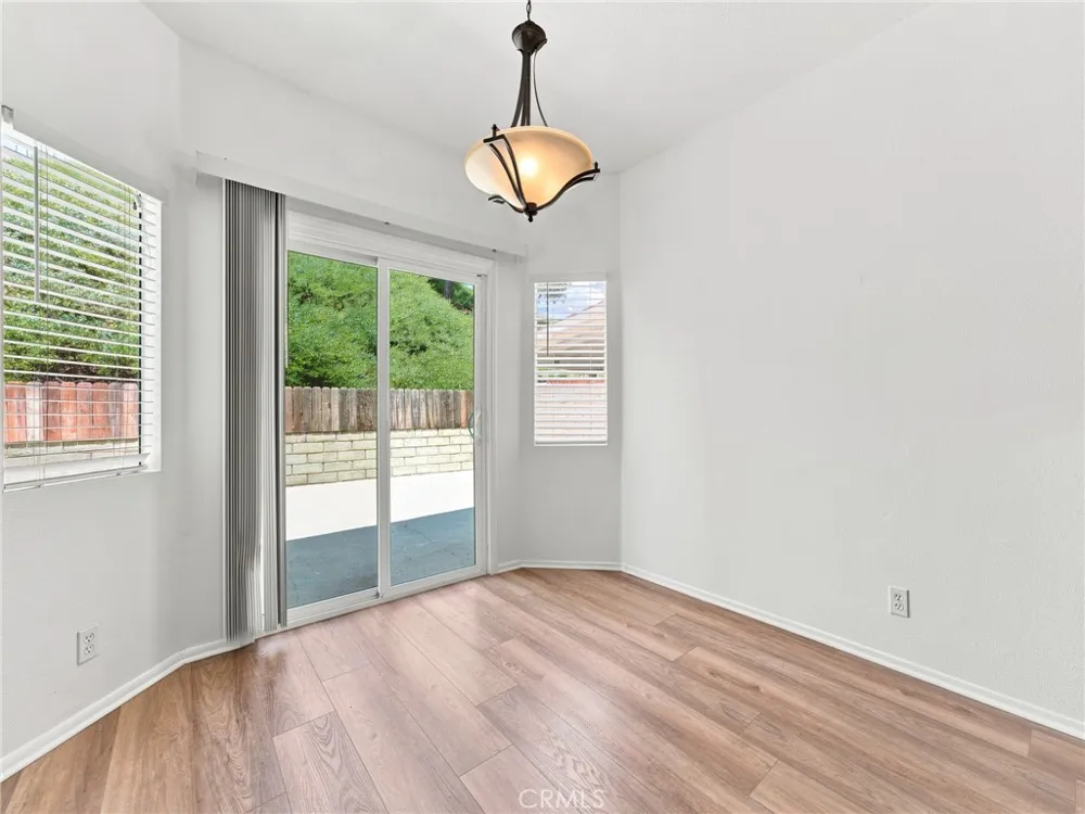 28525 Sugar Pine Way Saugus, CA 91390