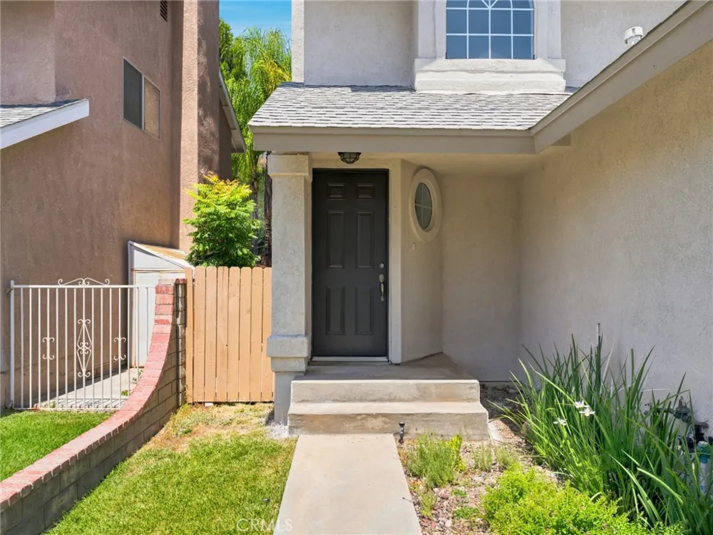 28525 Sugar Pine Way Saugus, CA 91390