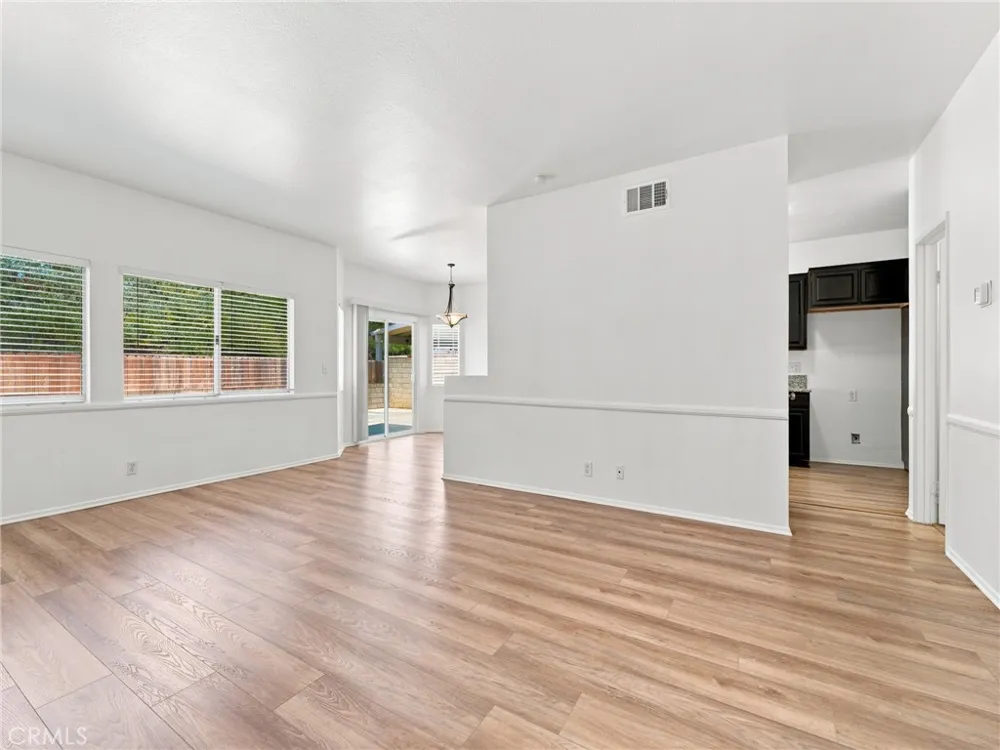 28525 Sugar Pine Way Saugus, CA 91390