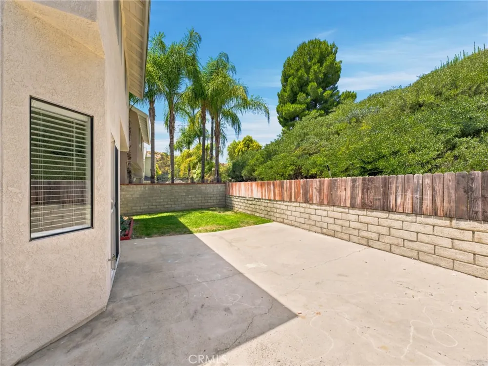 28525 Sugar Pine Way Saugus, CA 91390