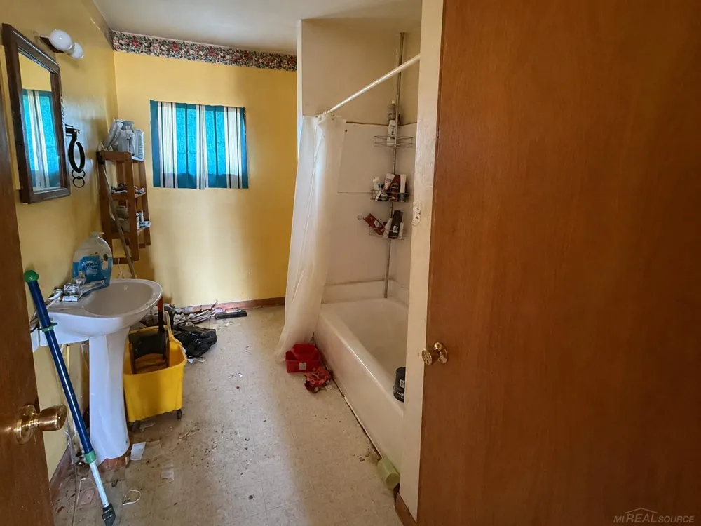 304 W Elba Street Perrinton Village, MI 48871