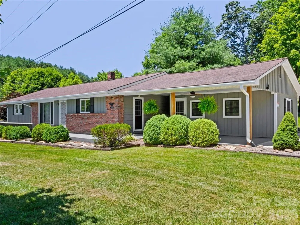 39 Hawthorne Lane Burnsville, NC 28714
