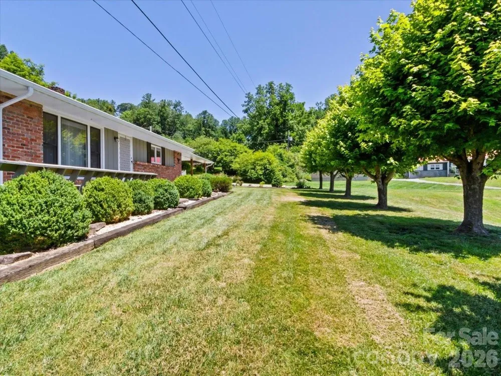 39 Hawthorne Lane Burnsville, NC 28714