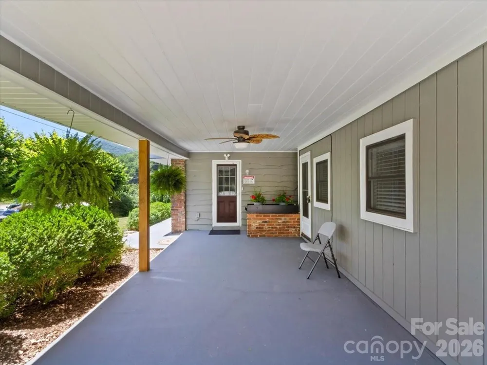 39 Hawthorne Lane Burnsville, NC 28714