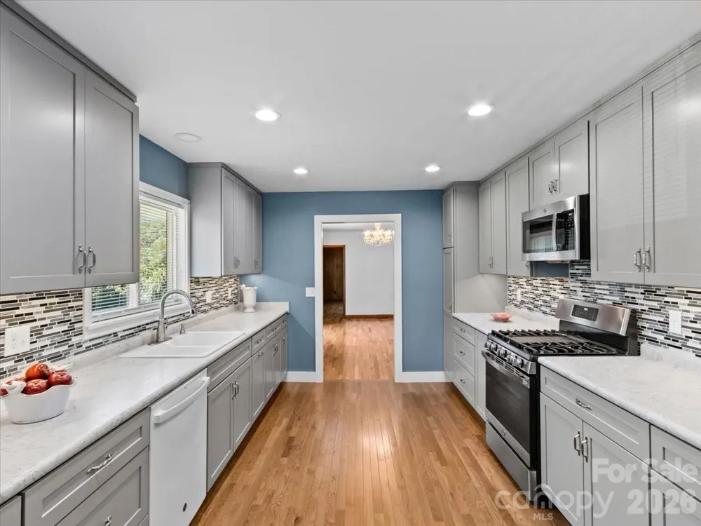 39 Hawthorne Lane Burnsville, NC 28714