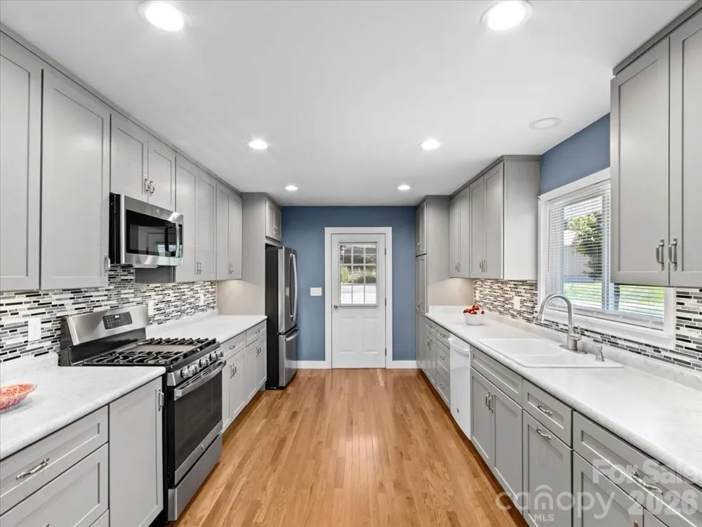 39 Hawthorne Lane Burnsville, NC 28714