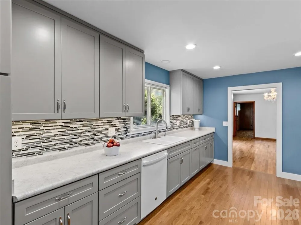 39 Hawthorne Lane Burnsville, NC 28714