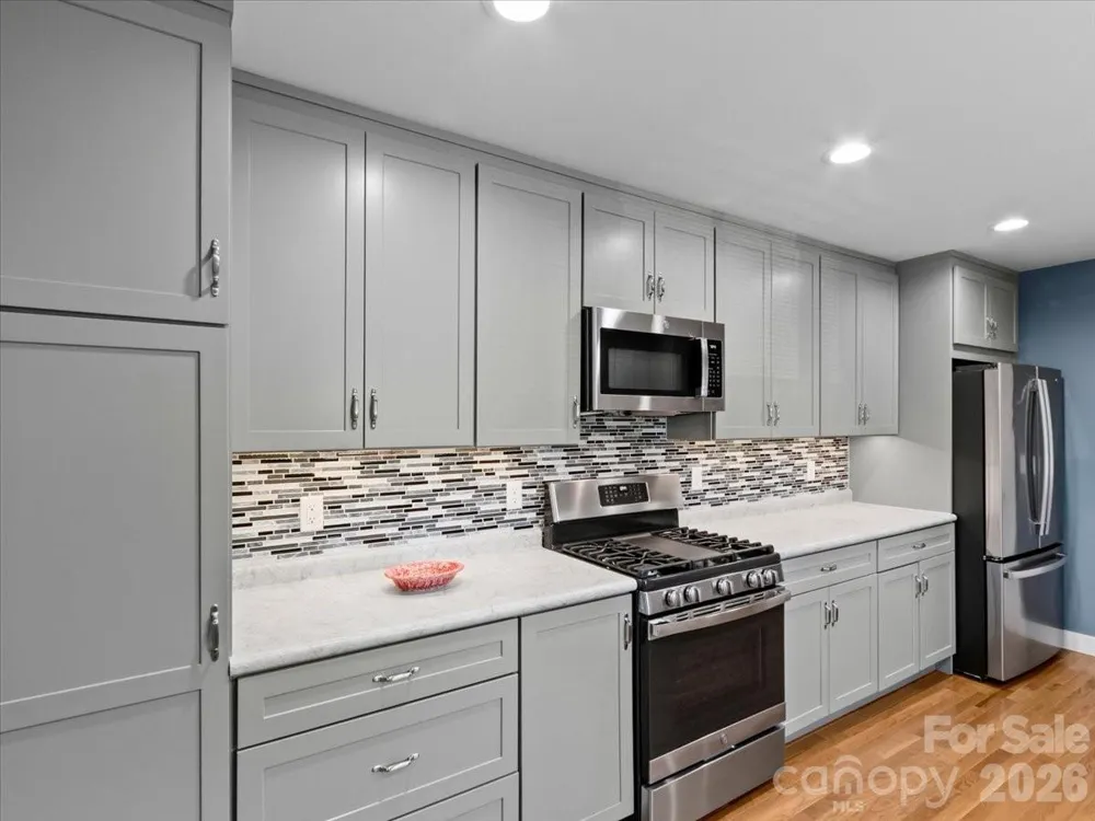39 Hawthorne Lane Burnsville, NC 28714