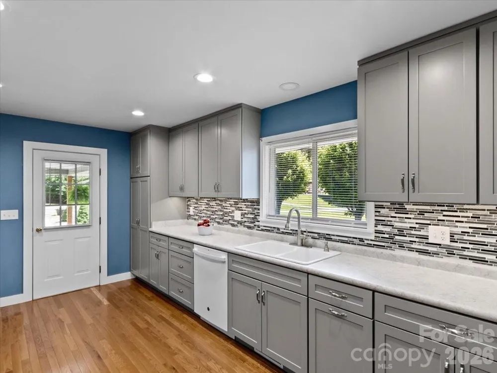 39 Hawthorne Lane Burnsville, NC 28714