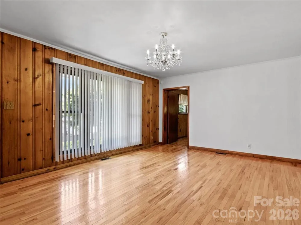 39 Hawthorne Lane Burnsville, NC 28714