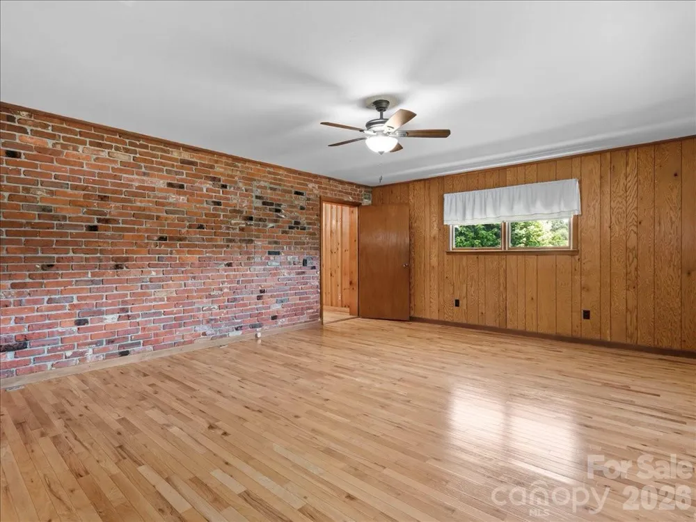 39 Hawthorne Lane Burnsville, NC 28714