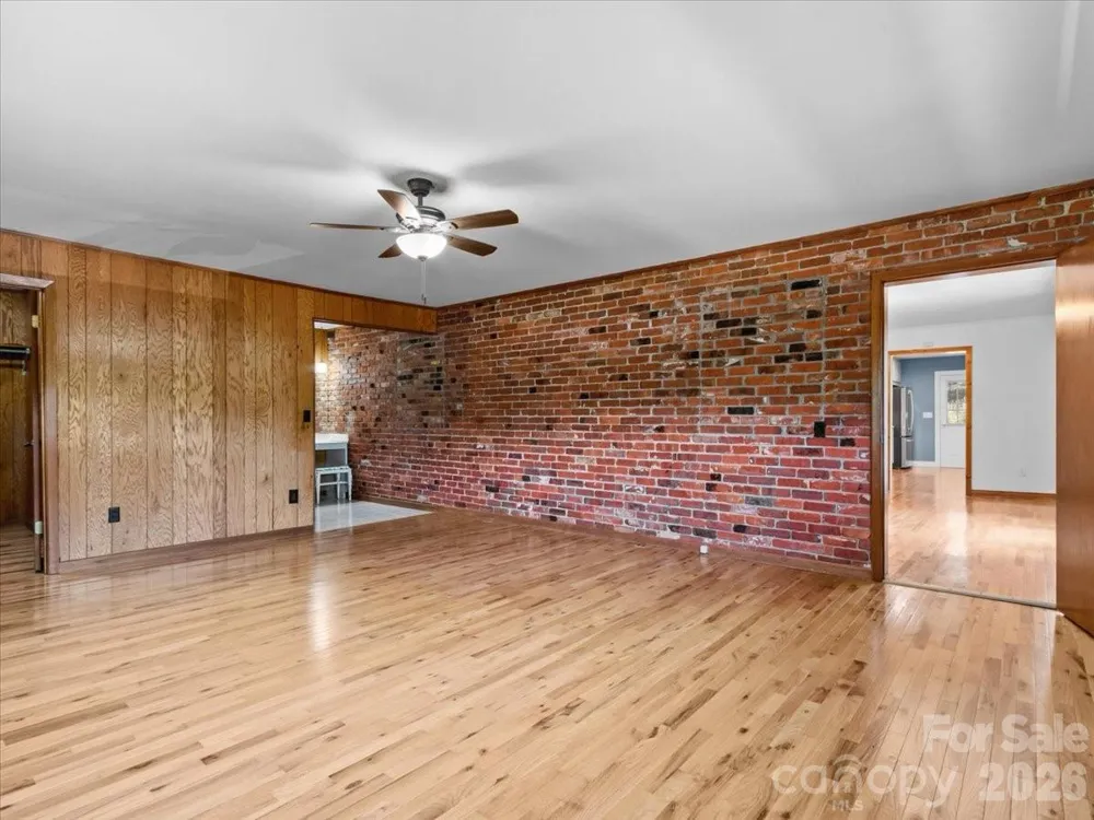 39 Hawthorne Lane Burnsville, NC 28714
