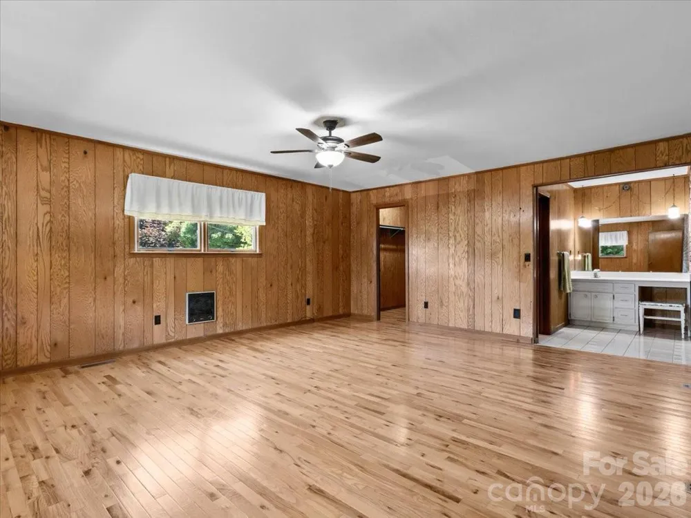 39 Hawthorne Lane Burnsville, NC 28714