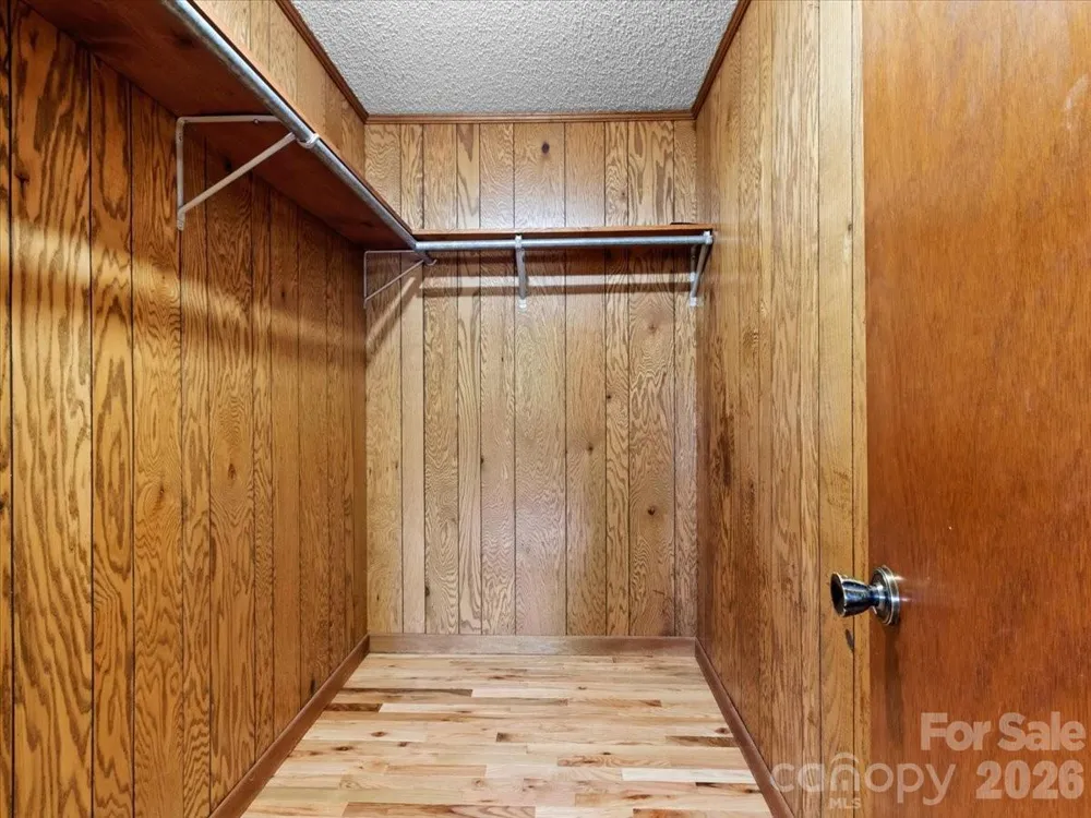 39 Hawthorne Lane Burnsville, NC 28714
