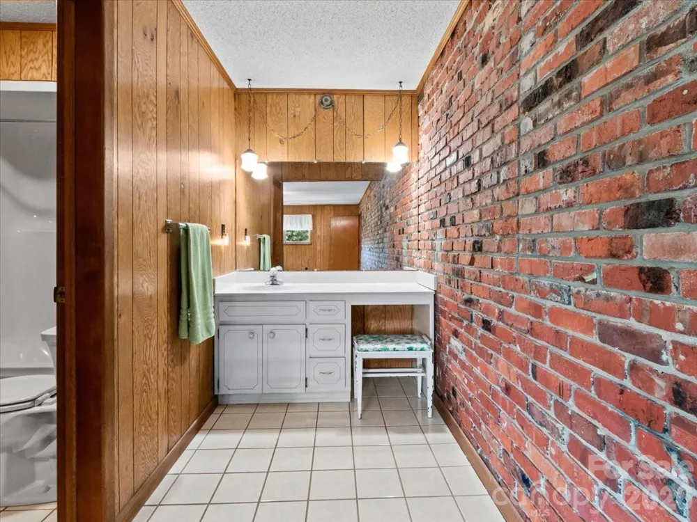 39 Hawthorne Lane Burnsville, NC 28714