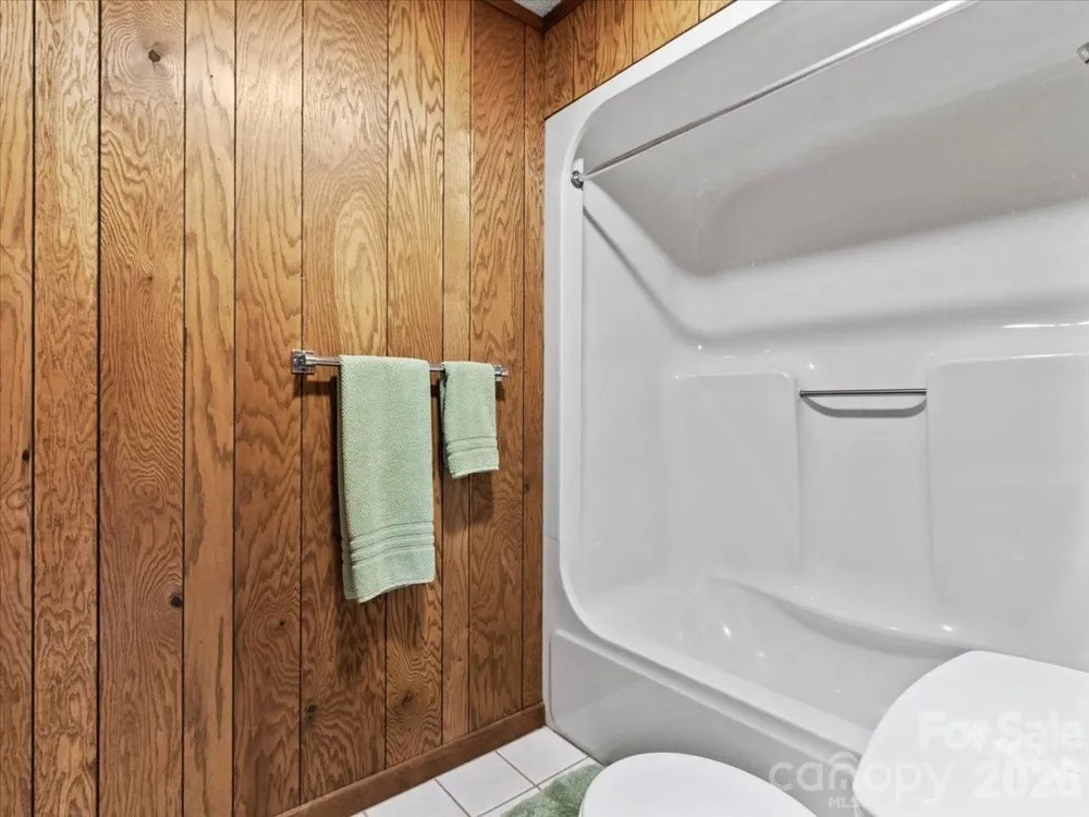 39 Hawthorne Lane Burnsville, NC 28714