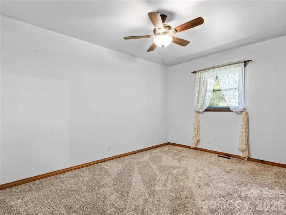 39 Hawthorne Lane Burnsville, NC 28714
