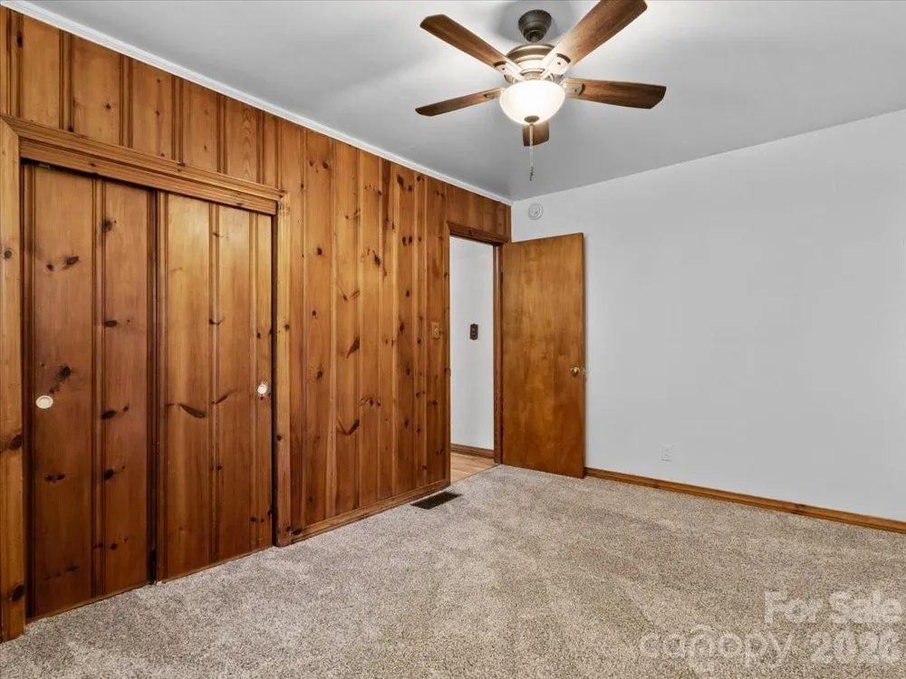 39 Hawthorne Lane Burnsville, NC 28714