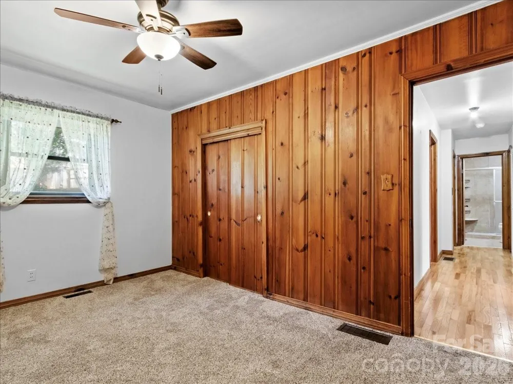 39 Hawthorne Lane Burnsville, NC 28714