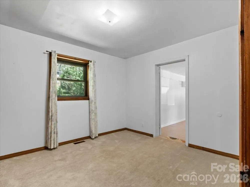 39 Hawthorne Lane Burnsville, NC 28714