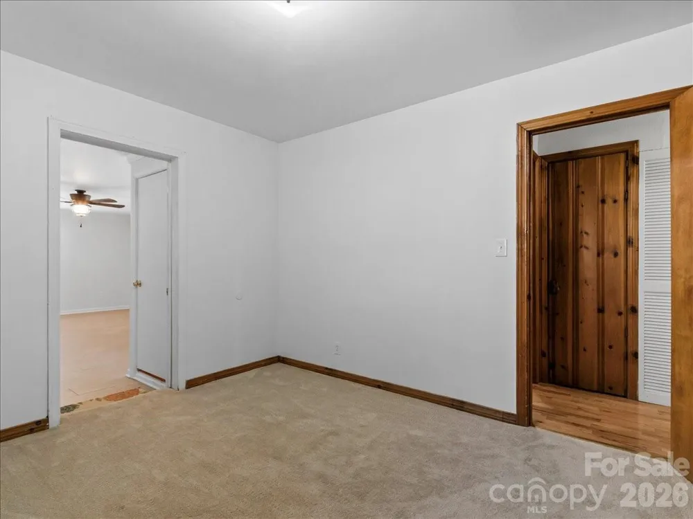 39 Hawthorne Lane Burnsville, NC 28714