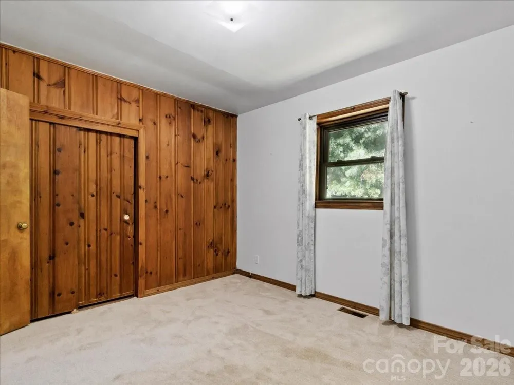 39 Hawthorne Lane Burnsville, NC 28714