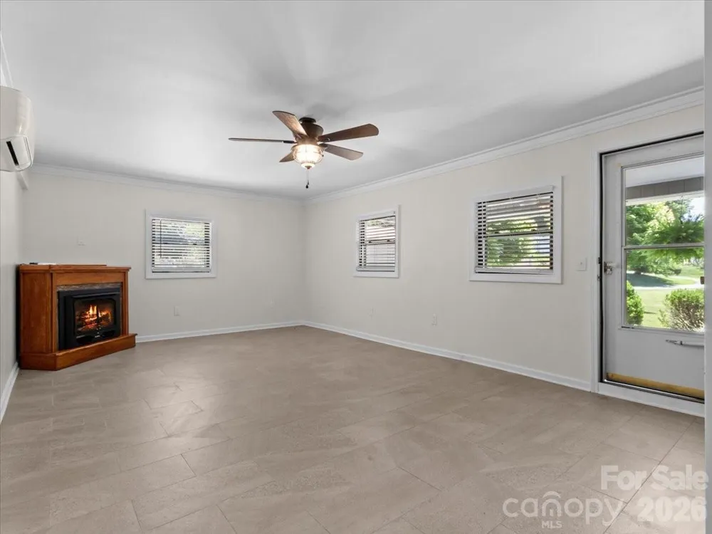 39 Hawthorne Lane Burnsville, NC 28714