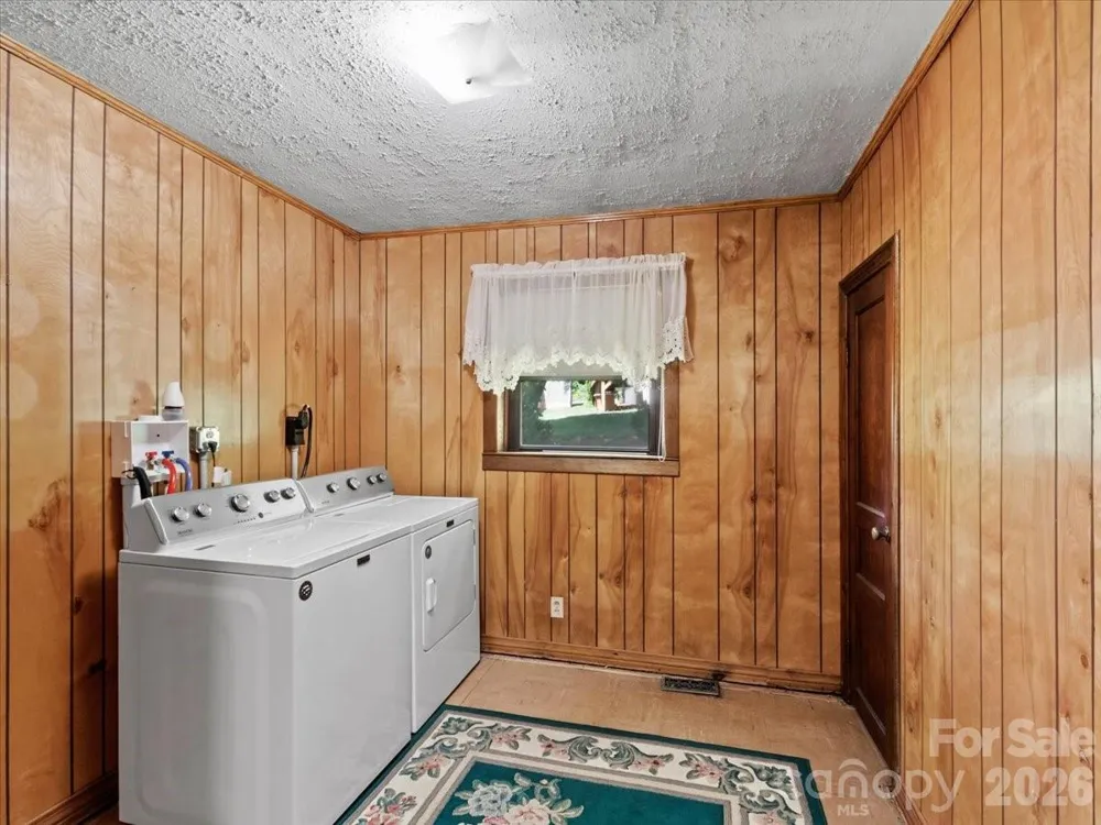 39 Hawthorne Lane Burnsville, NC 28714
